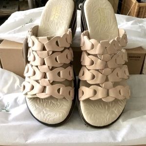 NOT FOR SALE. NIB Jambu 7M Nude Sandal Wedge “Romance” So Comfy